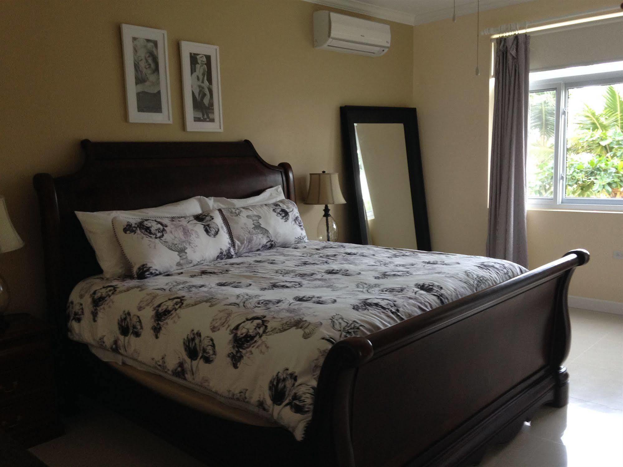 Whispering Seas Jamaica Apartment โอโชรีโอส ภายนอก รูปภาพ