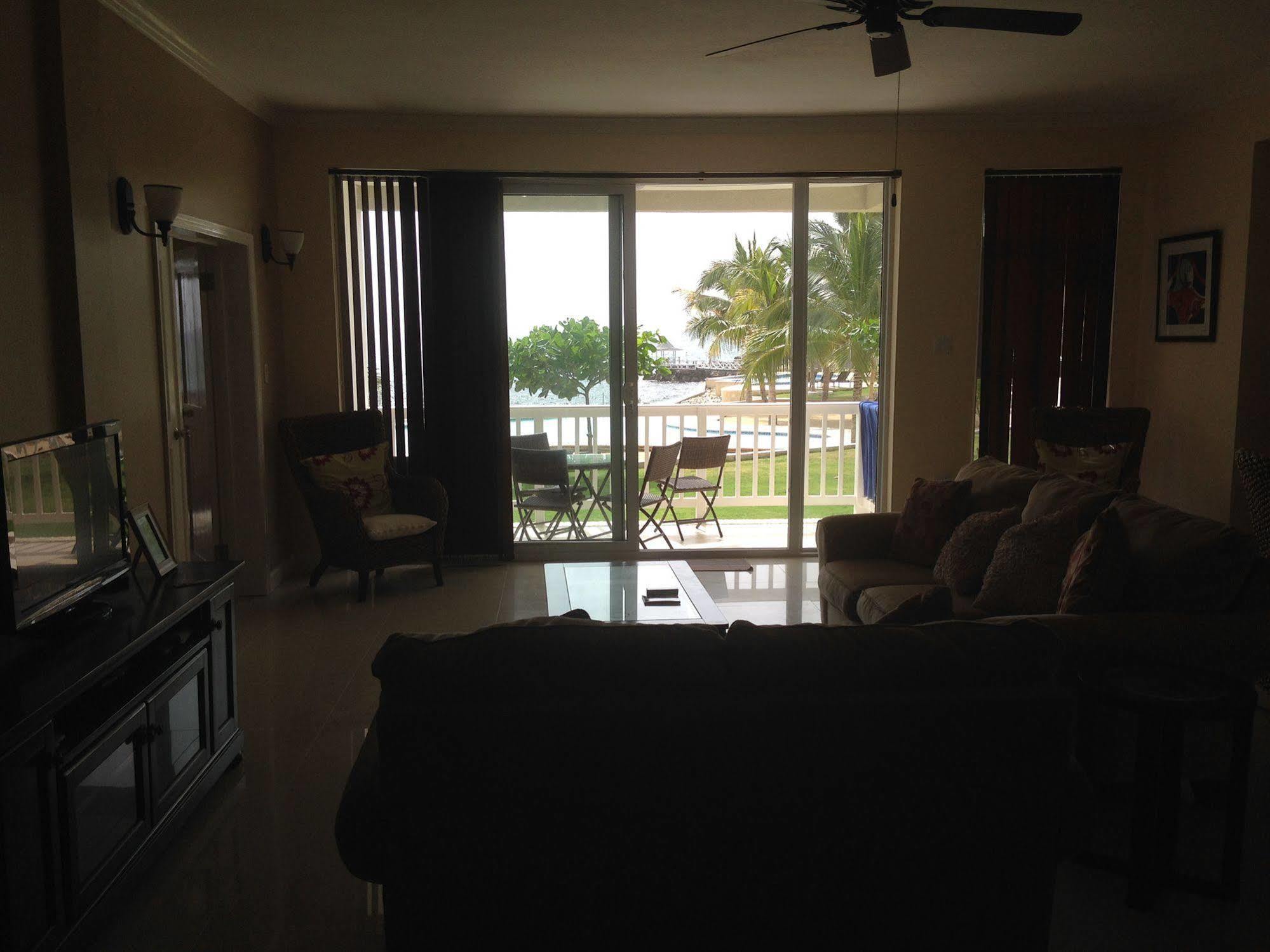 Whispering Seas Jamaica Apartment โอโชรีโอส ภายนอก รูปภาพ